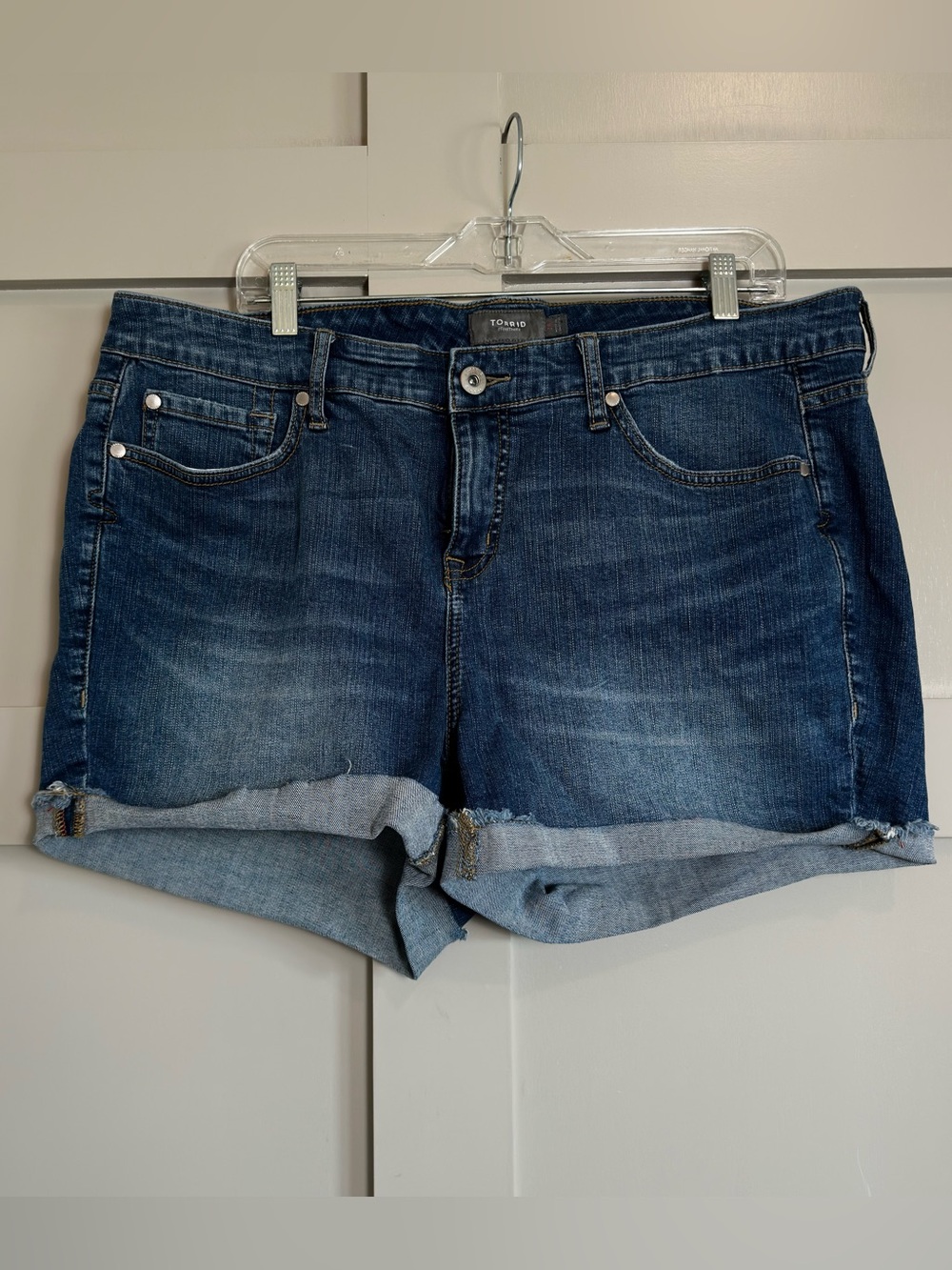 Torrid Feel the Fit Womens 18 Distressed Denim Rolled  Cuff Shorts Casual Summer